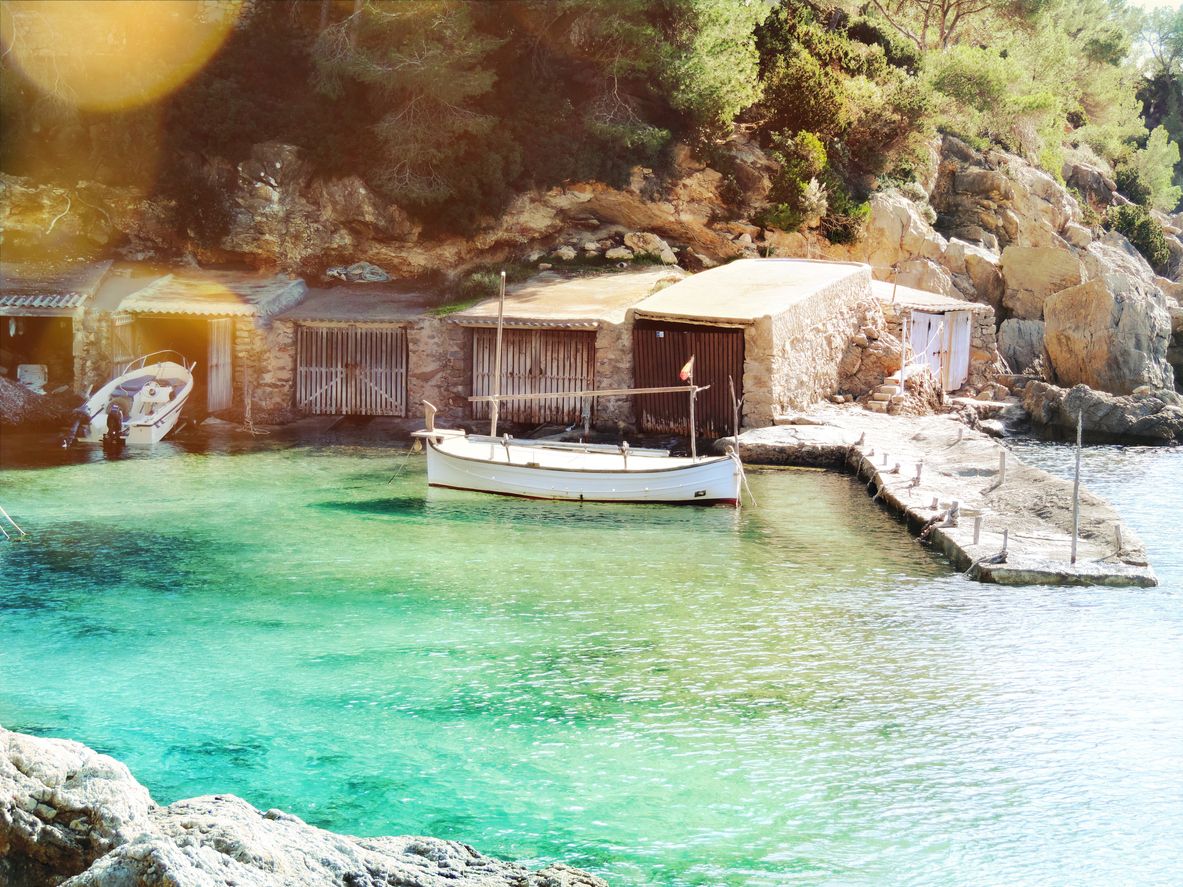 Embarcaderos tradicionales en una cala de Ibiza