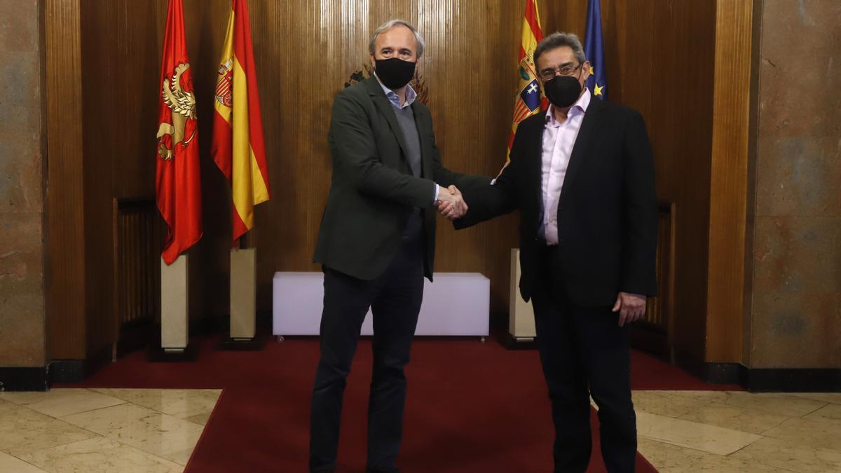 Jorge Azcón, alcalde de Zaragoza, y Julio Calvo, de Vox, a principios de febrero cuando pactaron las cuentas de 2022.