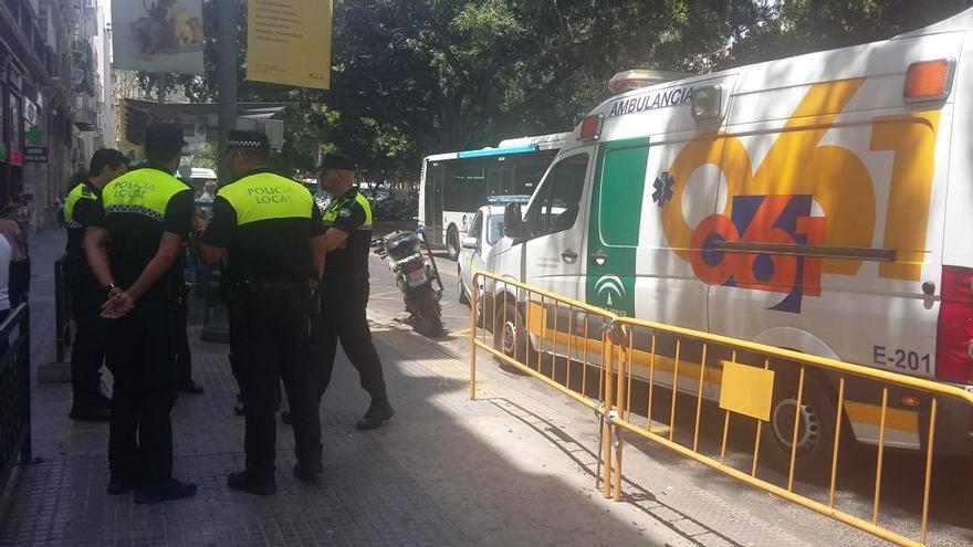 La Policía Local y una ambulancia atendieron a la mujer.