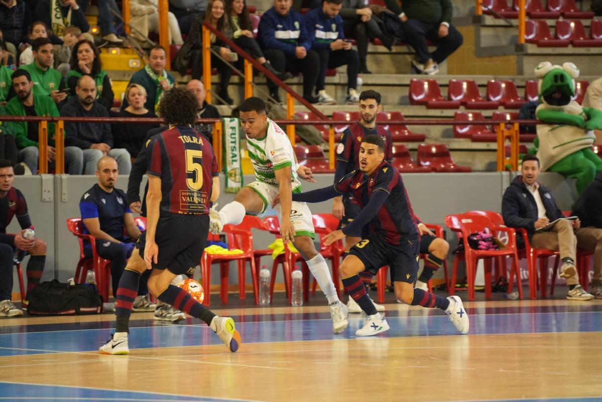 Muhammad lanza a portería marcado por Hamza y Tolrá en el Córdoba Futsal-Levante.