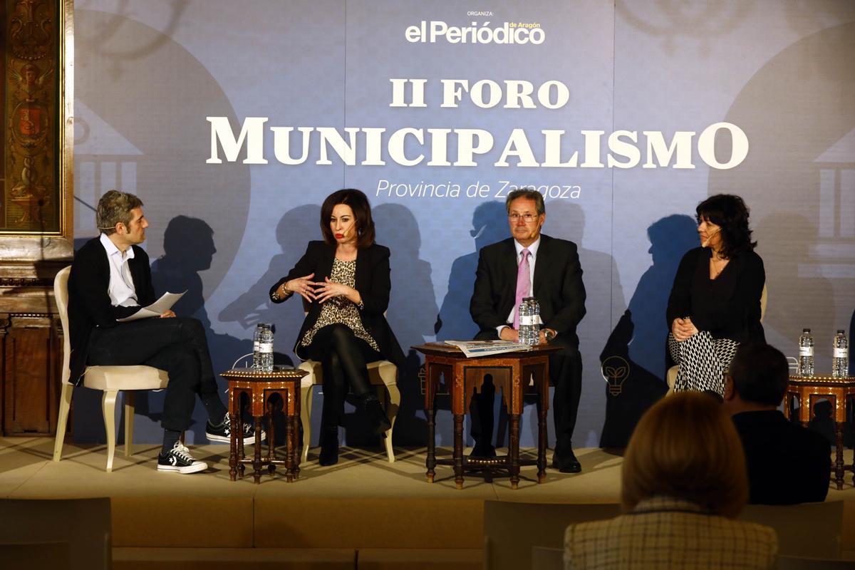 Los alcaldes de Ejea de Los Caballeros, Cuarte y La Almunia, en la cuarta y última mesa.