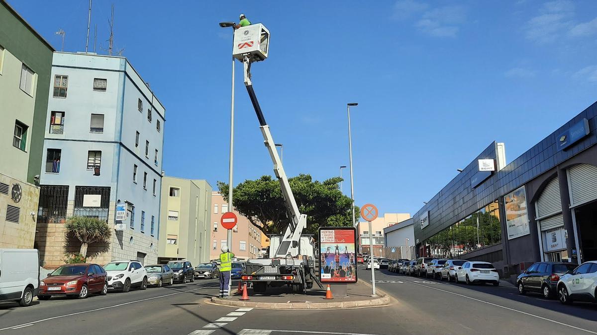Unos operarios realizando trabajos en el alumbrado público de La Laguna.