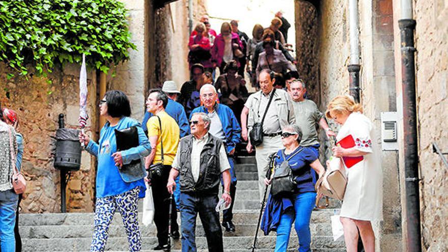 Una guia, amb un grup de turistes al Barri Vell de la Girona