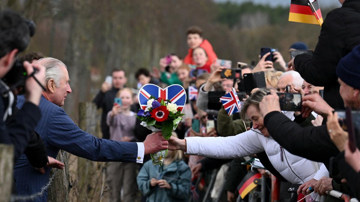 El rey Carlos de Inglaterra visita una fábrica orgánica durante su estancia en Alemania