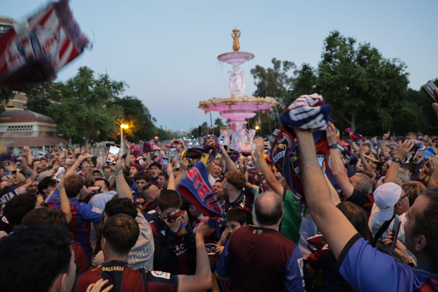 La afición del Levante UD festeja el ascenso en la fuente de Las Cuatro Estaciones