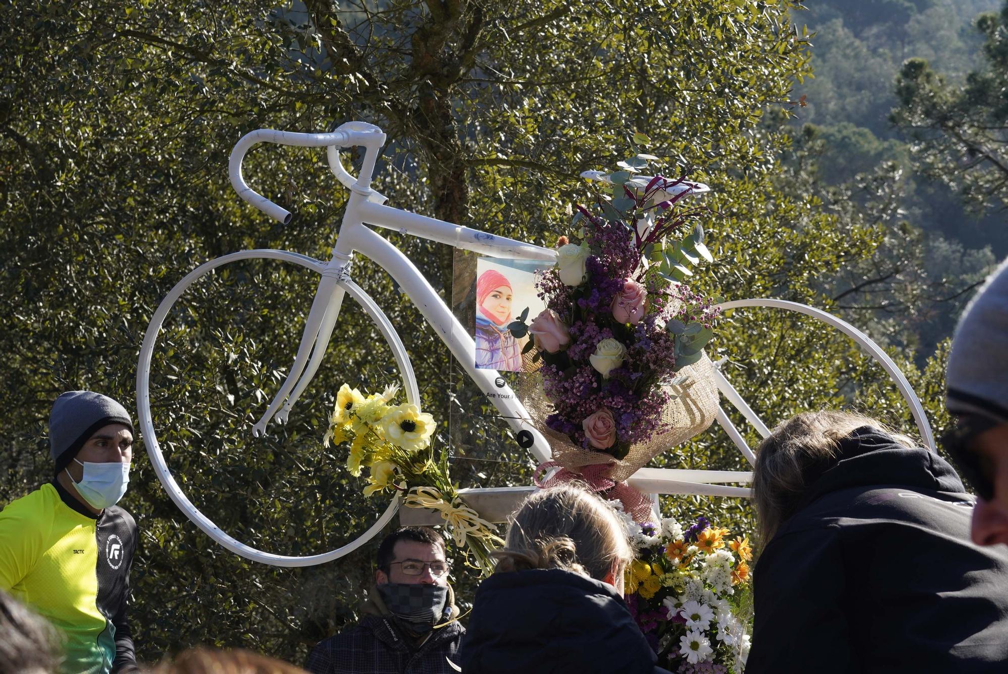 Els ciclistes tallen la carretera del Àngels