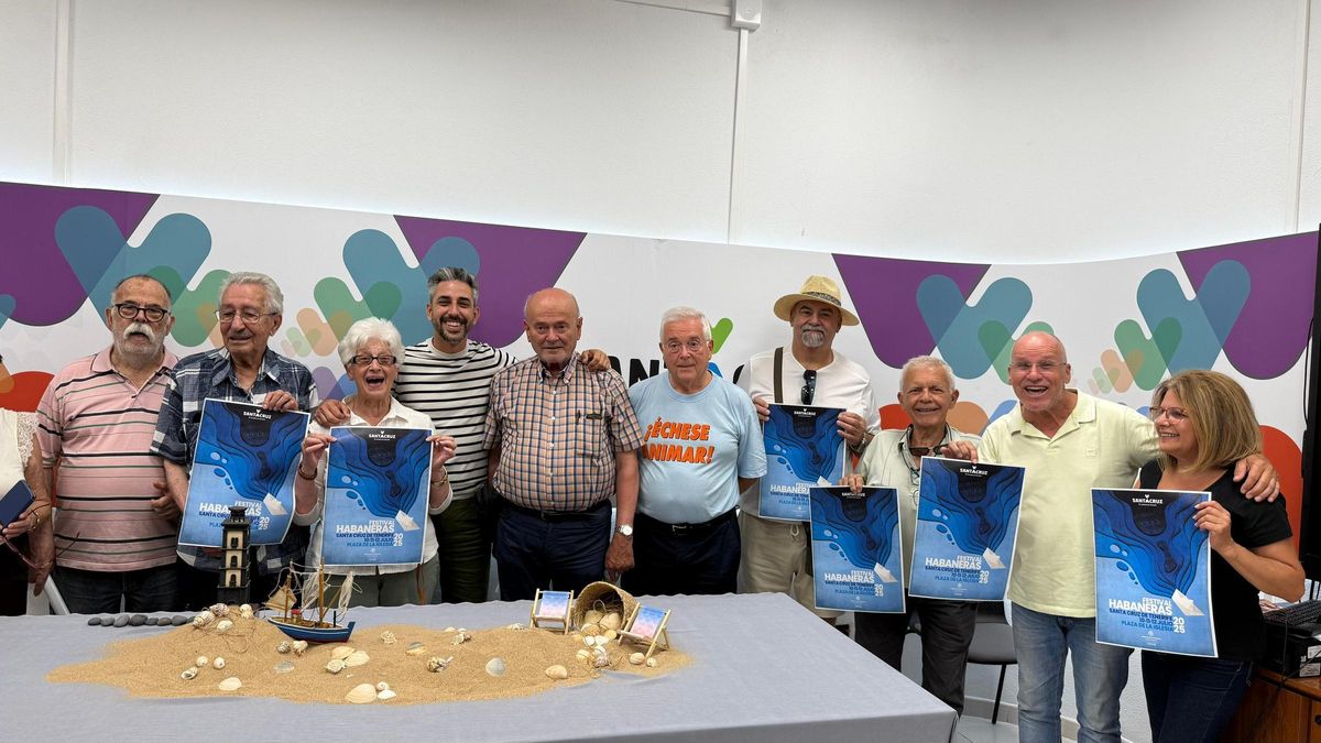 El concejal de Fiestas, con los representantes de los grupos de mayores.