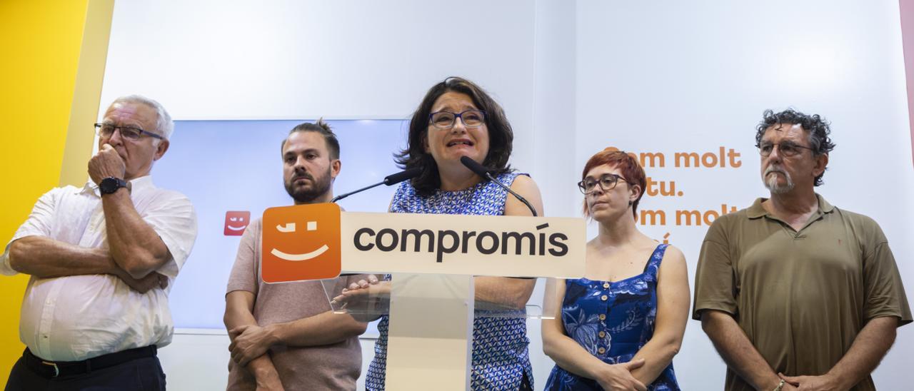 La exvicepresidenta del Consell, Mónica Oltra, llora mientras anuncia su dimisión arropada por el alcalde de València, Joan Ribó, Alberto Ibáñez, Àgueda Micó y Juan Ponce.