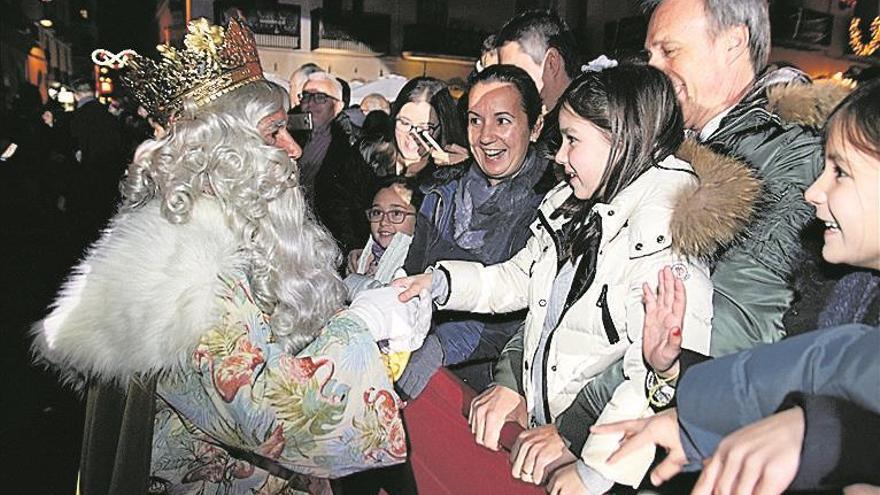 Los Magos reparten ilusión en una velada para el recuerdo