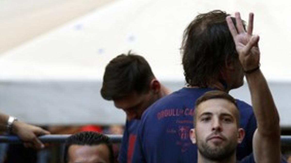 Jordi Alba y Pedro Rodríguez, durante la celebración del triplete este domingo.