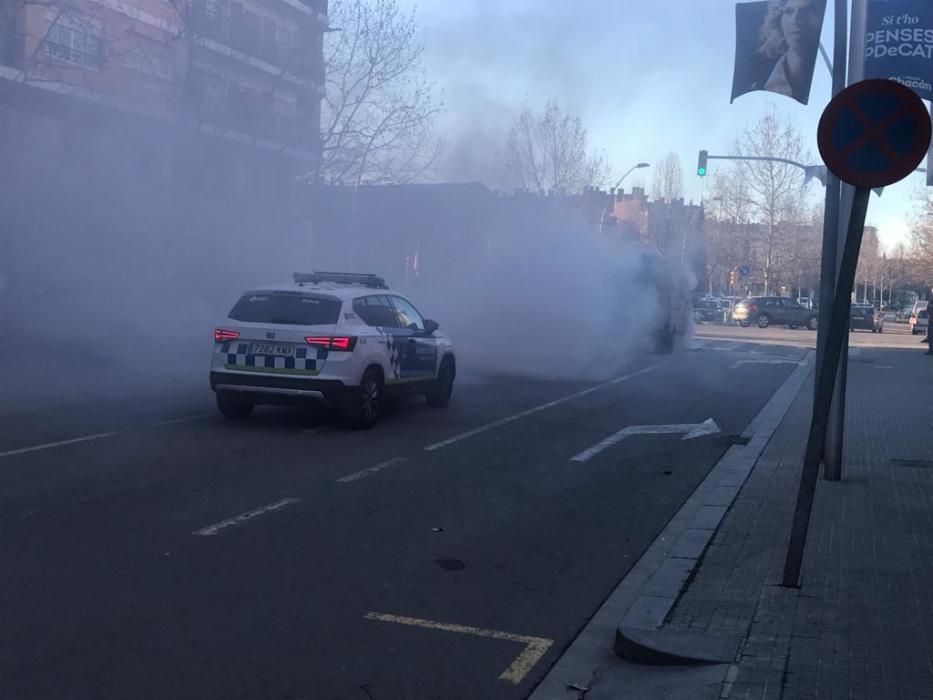 Crema una furgoneta al mig de Manresa