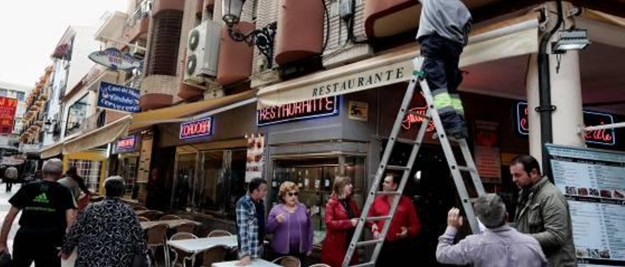 Instalación de una de las nuevas placas en la calle de Santo Domingo, en pleno casco antiguo.