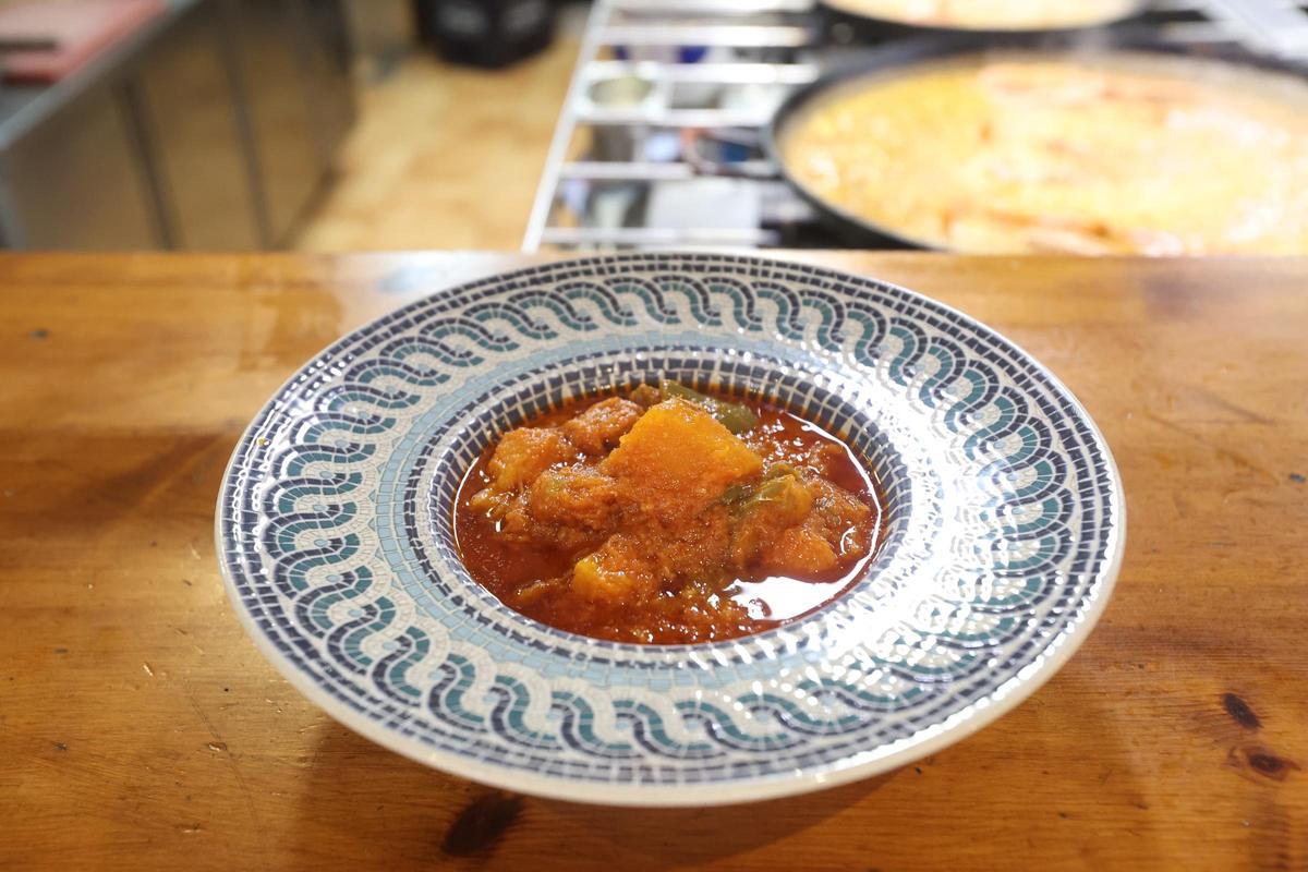 Pebrereta con nísperos y sangatxo.
