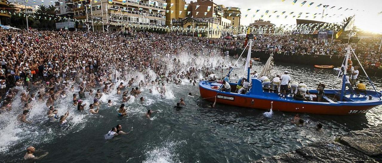 Embarque de la Virgen del Carmen en Puerto de la Cruz en julio de 2016