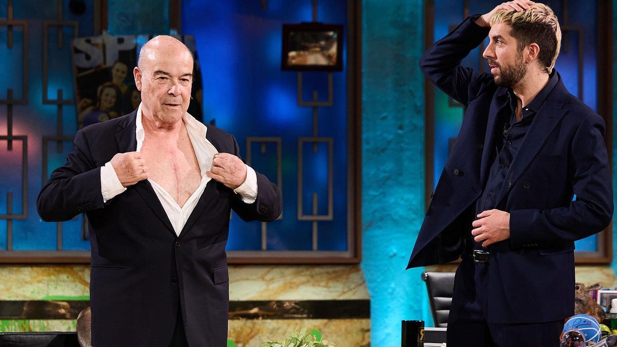 Resines muestra su cicatriz en el pecho