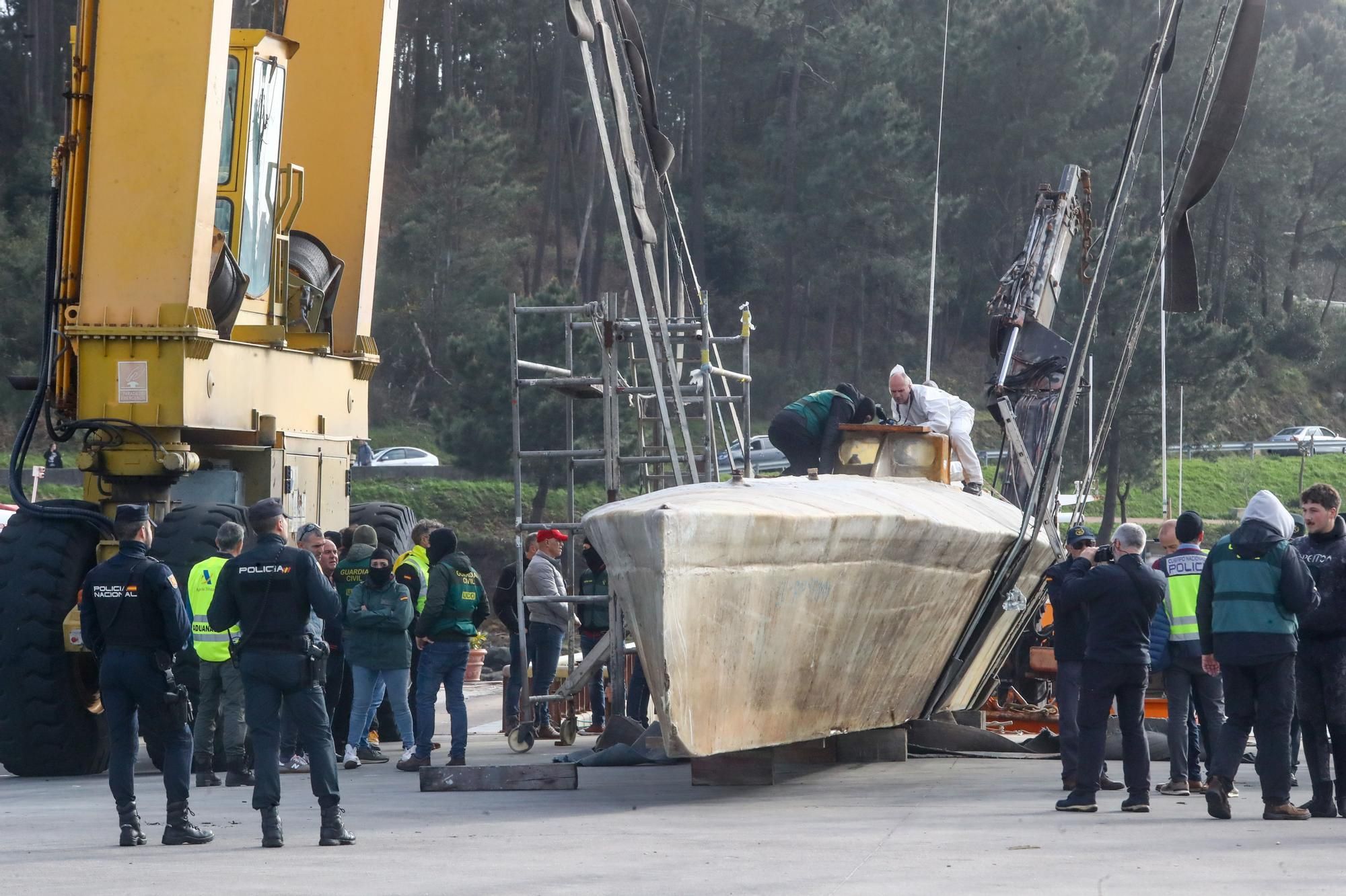 Operación de reflotado del narcosubmarino en la ría de Arousa