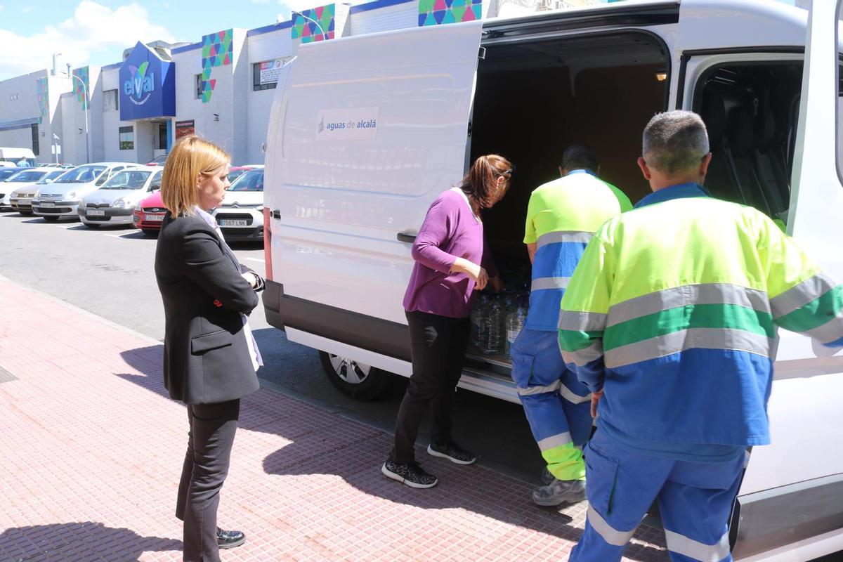 Reparto de agua embotellada en Alcalá de Henares por la avería, en fotos