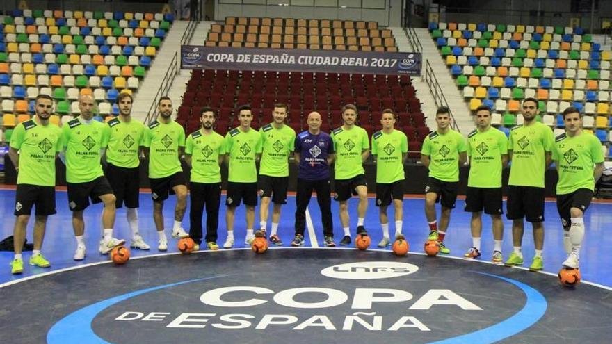 La plantilla del Palma Futsal posa ayer, antes de entrenar durante una hora, sobre el parqué del Quijote Arena de Ciudad Real.
