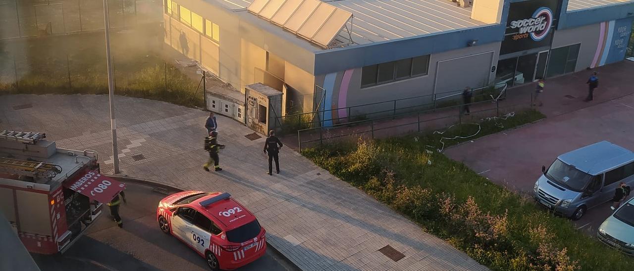 Efectivos policiales y de bomberos, ayer, en el Soccer World por un nuevo incendio.