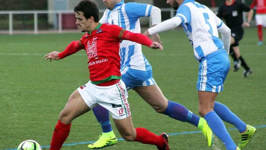 Pablo se zafa de dos contrarios en el Estradense-Gondomar jugado ayer. // Bernabé/Luismy