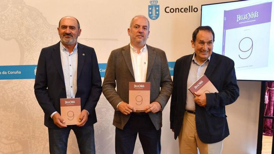 O presidente da Fundación Rosalía de Castro, Anxo Angueira;  o concelleiro de Cultura e Turismo, Gonzalo Castro, e o escritor Xosé Luís Axeitos, na presentación de Follas Novas.| Carlos Pardellas