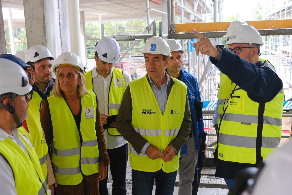 El conselleiro de Educación, Román Rodríguez, visita las obras del nuevo CEIP de O Milladoiro