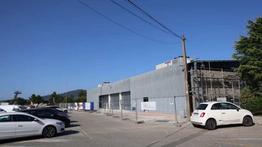 El pabellón de Fontecarmoa lleva varios meses en obras.   | // I. A.