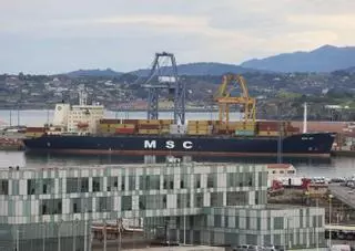 Portacontenedores de más tamaño: El Musel estudia aumentar calado en La Osa eliminando una roca junto al muelle