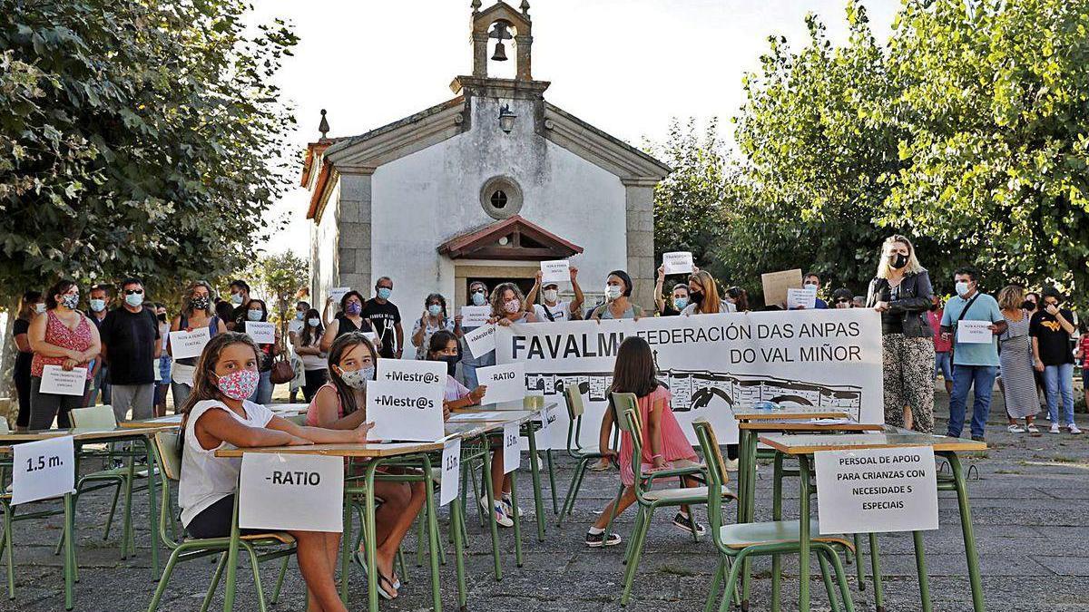 Las anpas montaron ayer una &quot;clase protesta&quot; en la alameda de A Ramallosa.