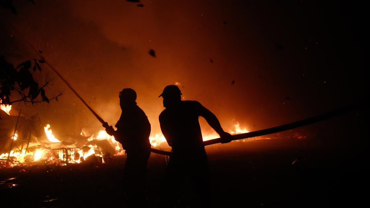 Efectius dels Bombers treballant en l&#039;incendi del suburbi de Varybobi