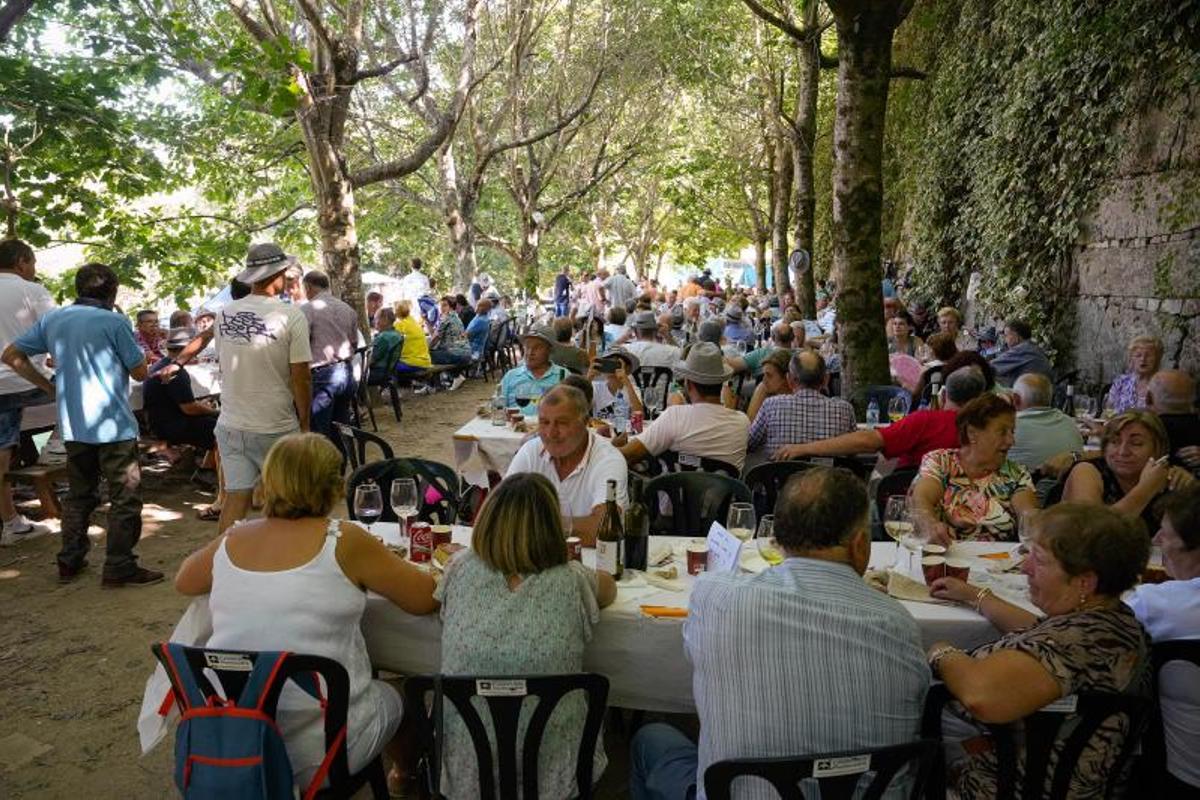 Comensales en la fiesta de los molinos.