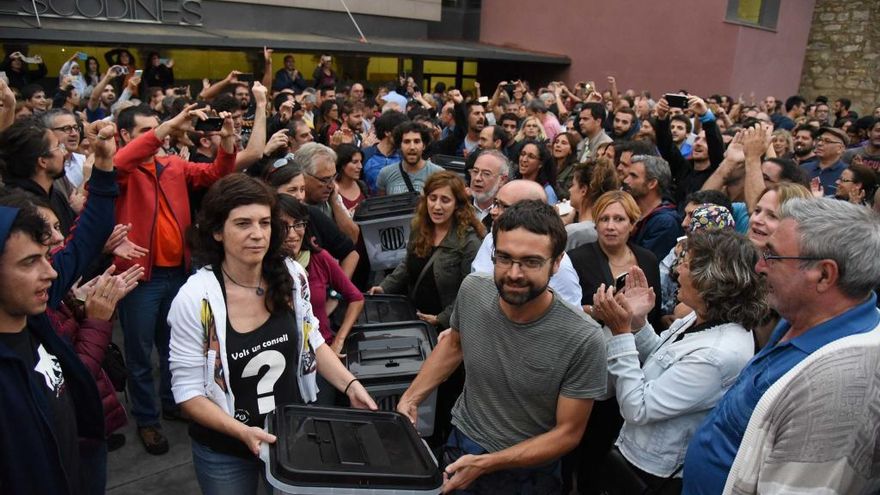 Votants emportant-se les urnes al casal de les Escodines, l&#039;1-O