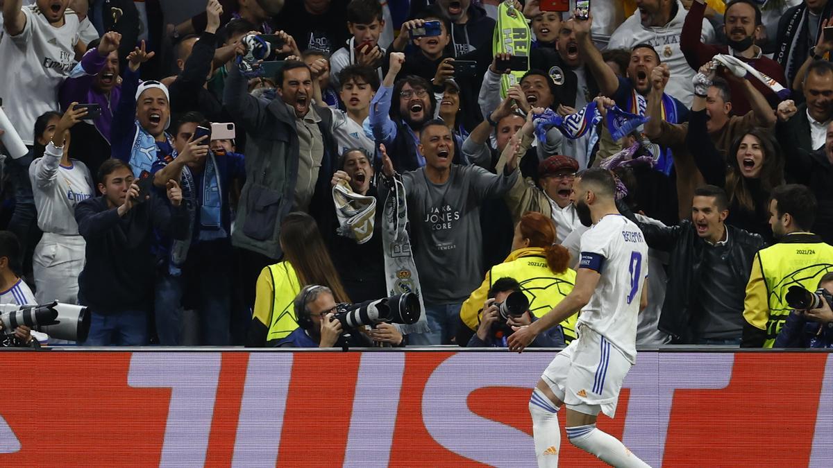 Benzema celebra un gol con la grada del Bernabéu.