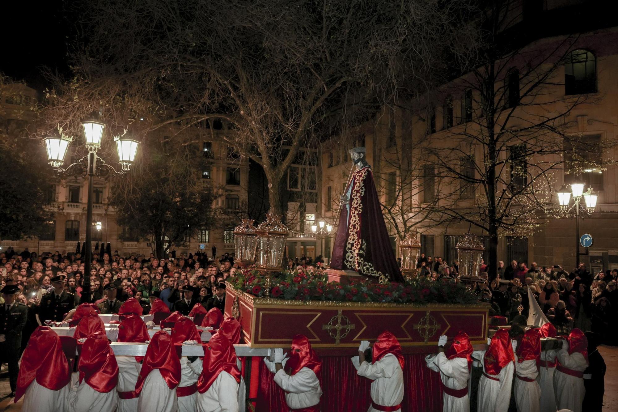 "Toda su vida fue maltratado y finalmente alguien miraba por él": las fotos de la procesión de Jesús Cautivo en Oviedo