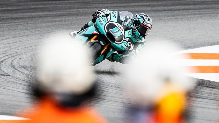 Álex Escrig sorprende con el mejor tiempo a todos los favoritos en Moto2