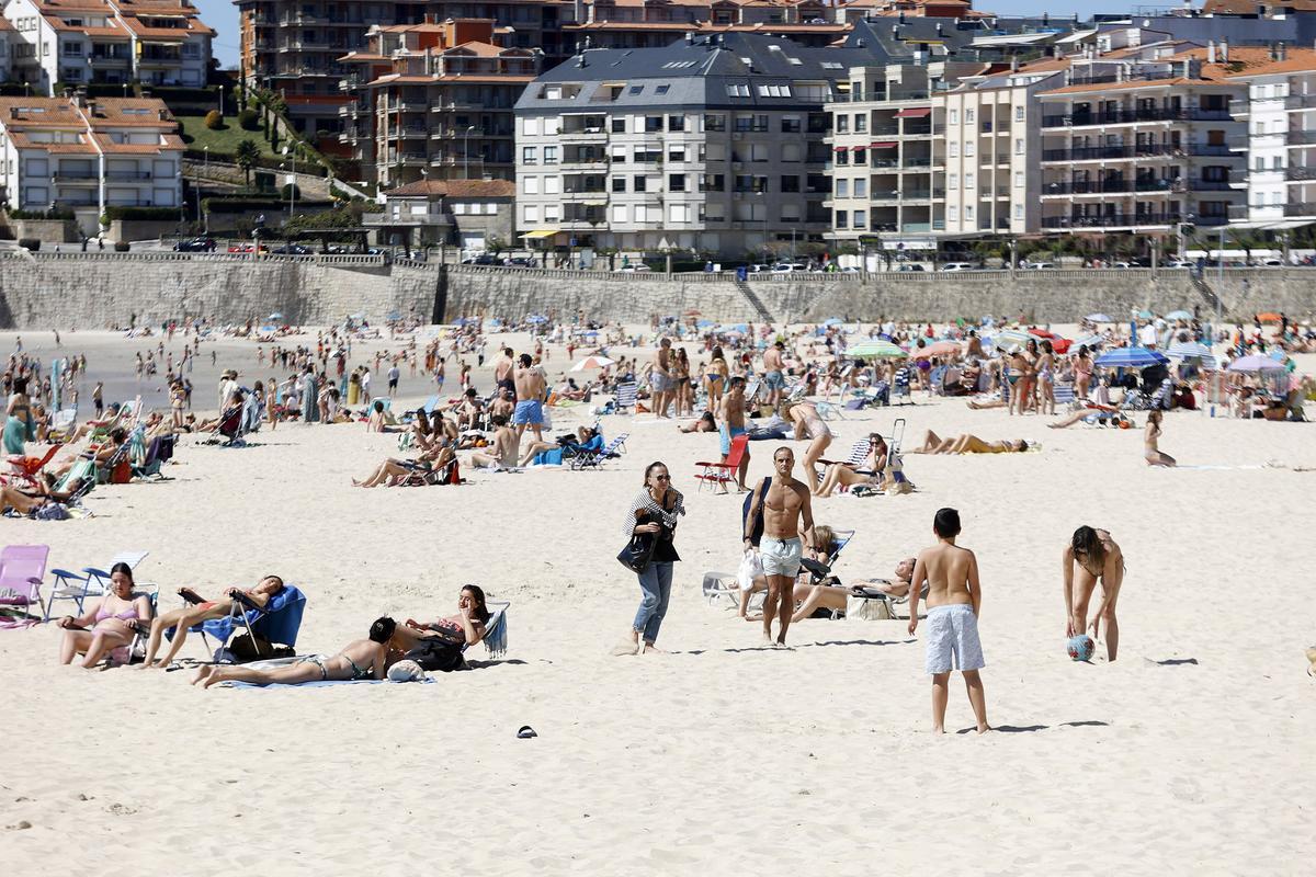 La playa de Silgar estuvo muy concurrida este Jueves Santo