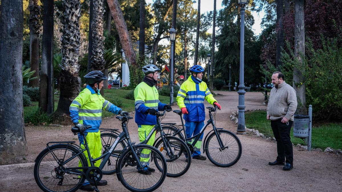 Pablo, Rafa y Fermín, ayer,  con el concejal Jesús Coslado, en el parque de Castelar.