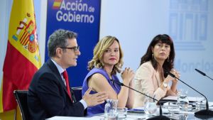 El ministro de la Presidencia, Félix Bolaños, la ministra de Educación, Pilar Alegría, y la ministra de Igualdad, Ana Redondo, durante una rueda de prensa tras el Consejo de Ministros, en el Palacio de la Moncloa, a 22 de julio de 2025, en Madrid (España)