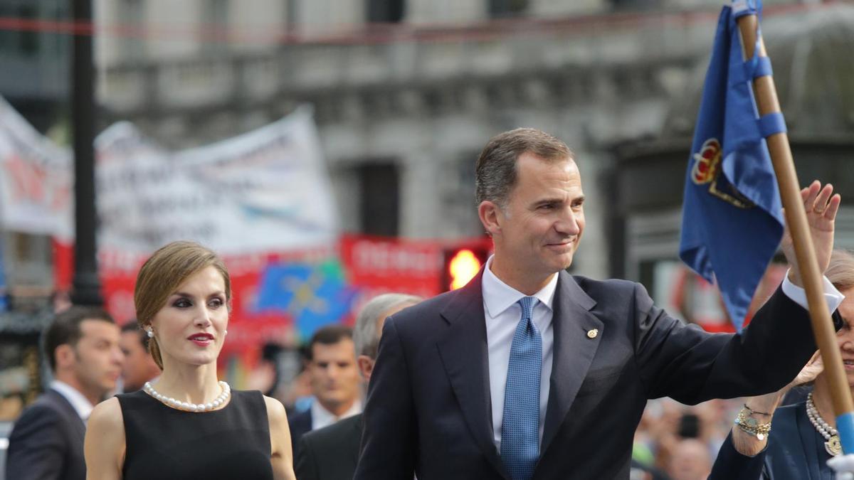 Don Felipe y doña Letizia llegan a la entrega de los Premios Princesa de Asturias 2015