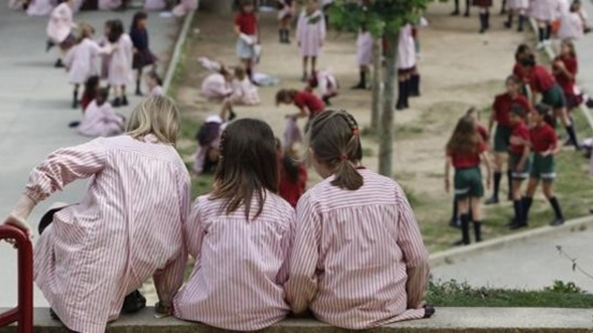 El colegio La Vall de Bellaterra, solo para chicas, durante la hora del patio.