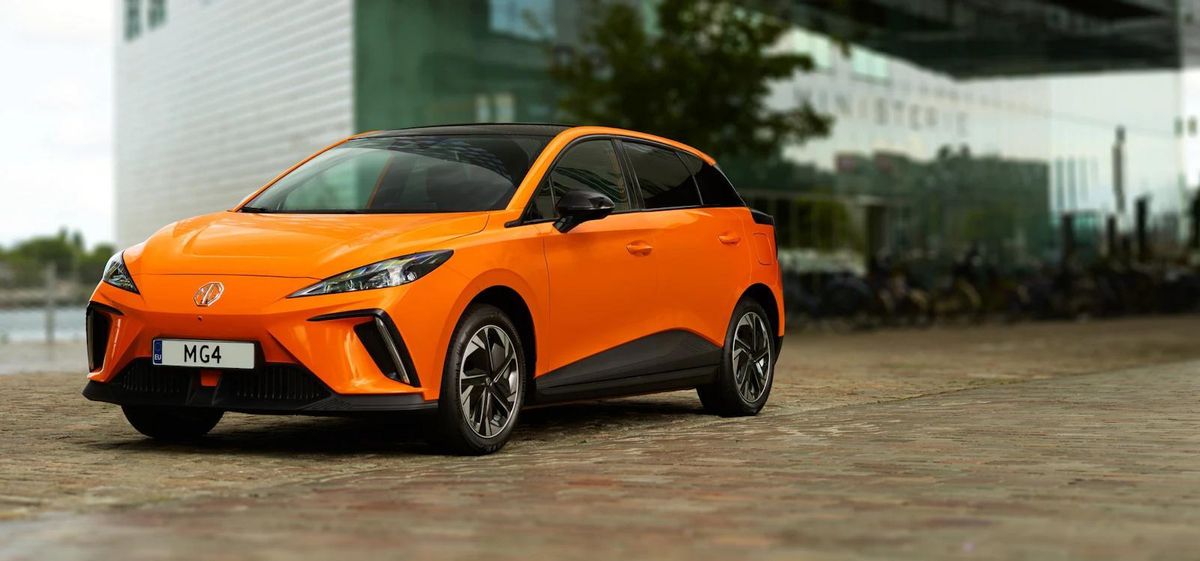 El MG4 eléctrico tiene un precio de 38.190 euros incluyendo el IVA, sin ningún tipo de ayudas. Este compacto cuesta entre 23.480 y 25.480 euros con los planes de ayudas.