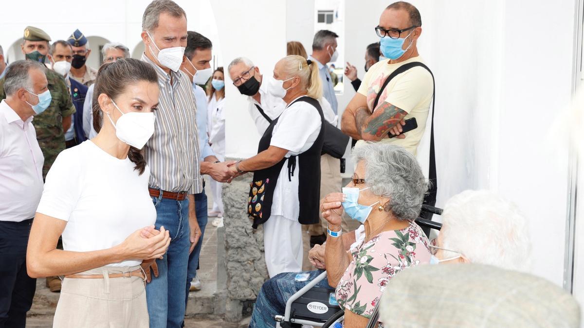 Los Reyes visitan el acuartelamiento del Fuerte donde se encuentran parte de las personas desalojadas tras la erupción del volcán en La Palma.