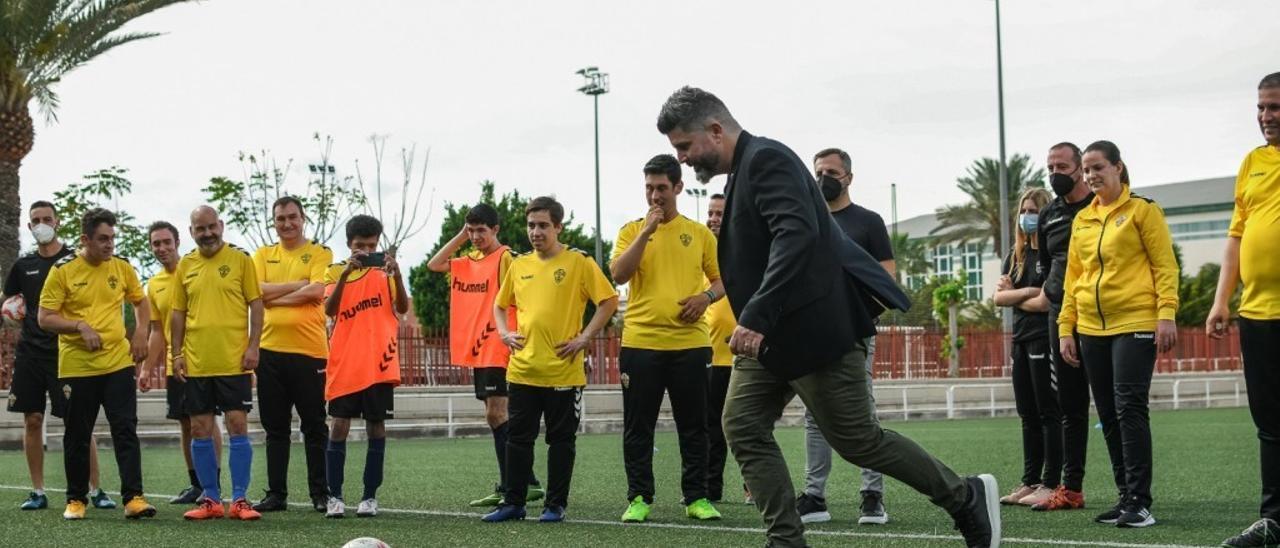 Bagranik lanzando un penalti, durante la visita de este miércoles al equipo del Elche Genuine