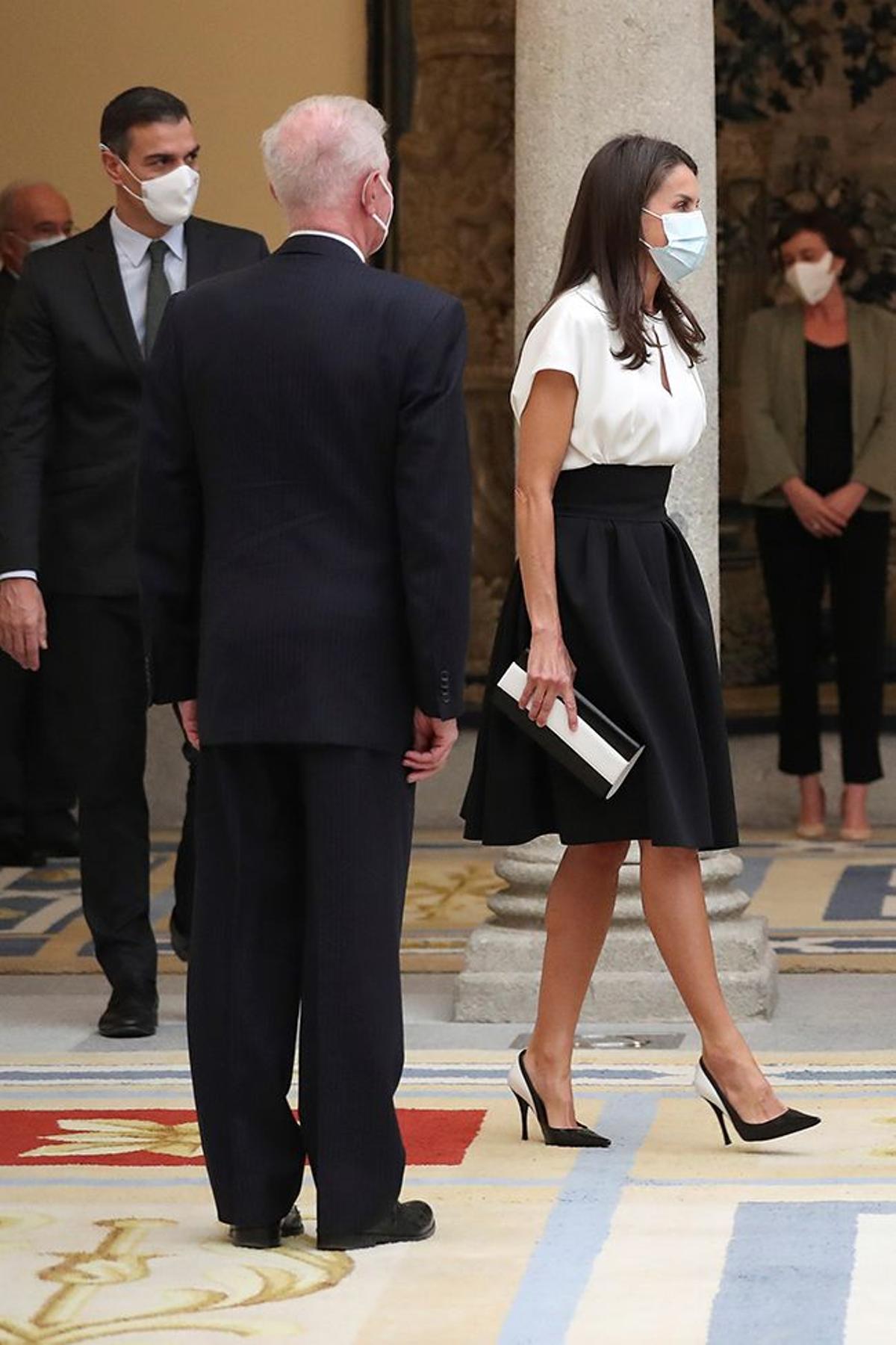 La reina Letizia con falda negra y blusa blanca