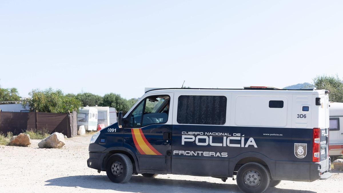 Un furgón llegando a la zona de caravanas.