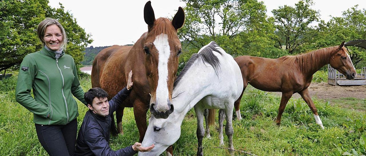 Kira Schäder y Fernando Rodríguez, ayer, junto a ejemplares 
equinos en la finca familiar de Oleiros.  | // BERNABÉ/JAVIER LALÍN