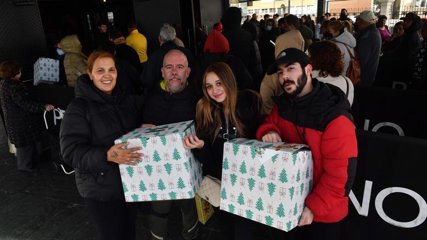 Colas en la discoteca Pelícano para recoger las cestas solidarias de Navidad de la gala Ilusión