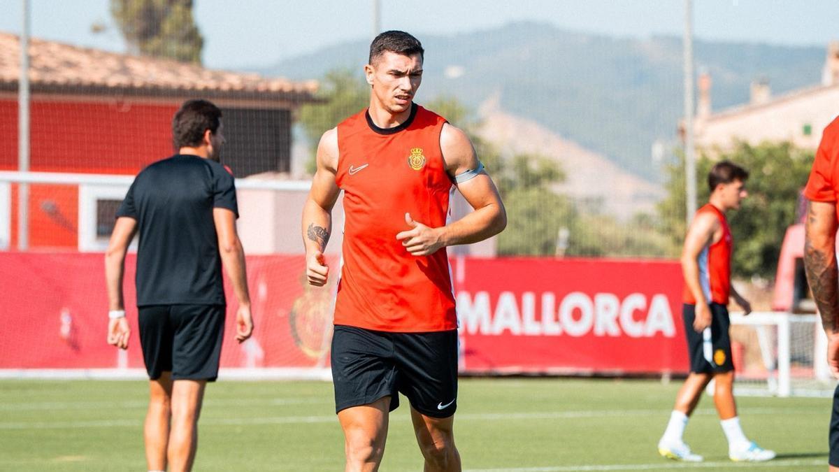 Adri Fuentes ya suda en los entrenamientos de su nuevo equipo, el RCD Mallorca.