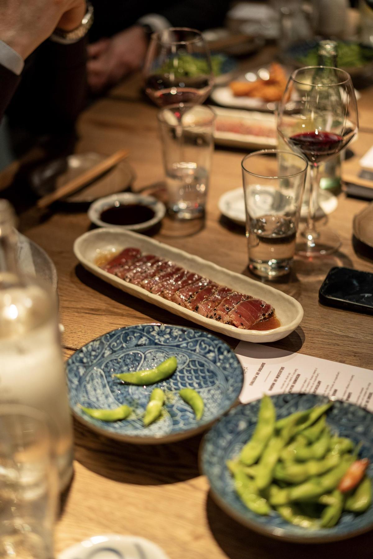 Varios platos servidos en una mesa del Monster Sushi de Zaragoza