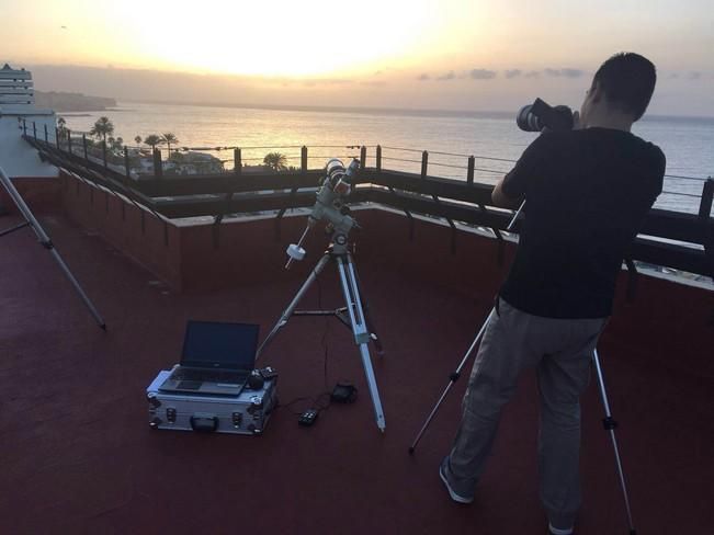 El eclipse, visto desde la Playa del Inglés